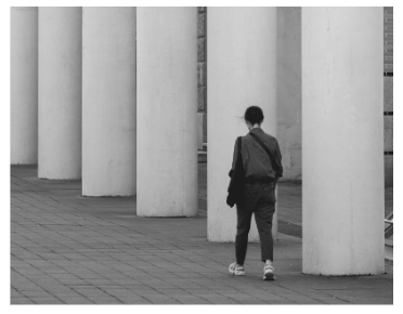 Person mit Säule
